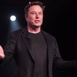 Elon Musk risponde alla domanda sul valore delle azioni Tesla (TSLA)